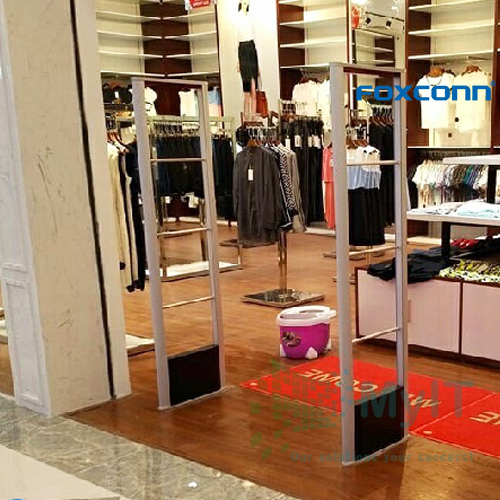 Hình ảnh một shop thời trang sử dụng cổng từ Foxcom EAS5012S